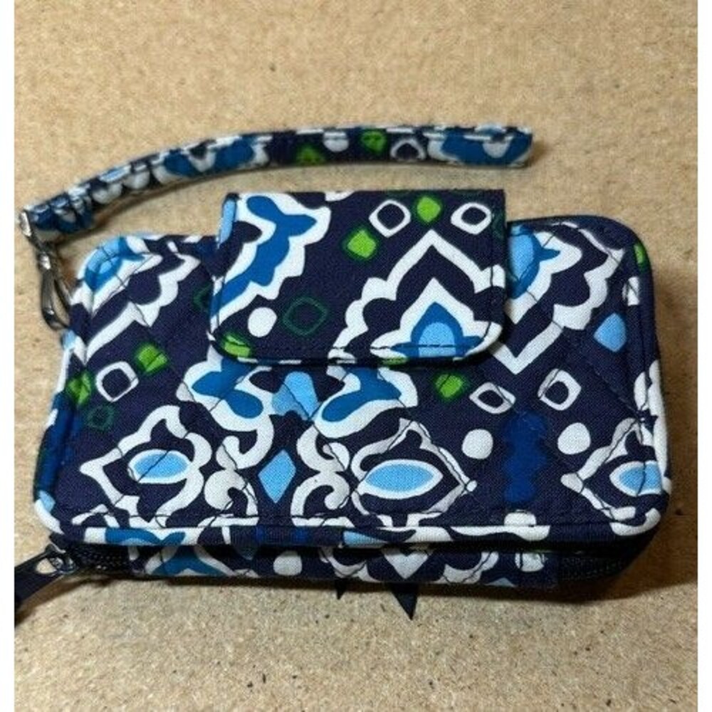 NWOT Vera Bradley Wallet Smartphone Wristlet Navy Blue Paisley Retired Print